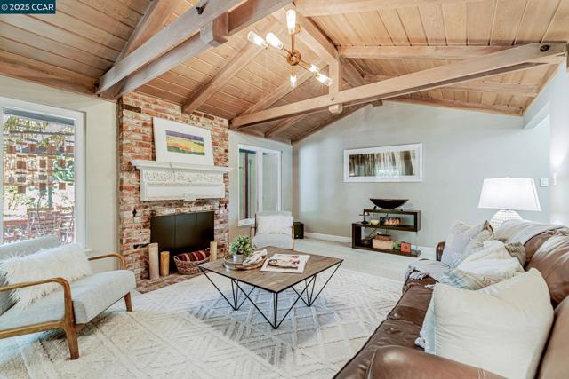 49 Terra Bella Dr, Walnut Creek CA: https://media.crmls.org/mediaz/afc37011-c600-46fc-87f0-6a3e76038ba8.jpg