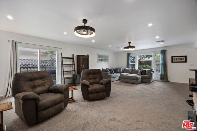 938 20th Street, Santa Monica CA: https://media.crmls.org/mediaz/afc48d8e-04ed-43a3-a94f-31a130fee5de.jpg