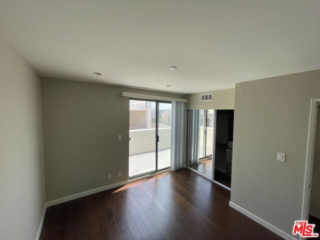 1453 3rd Street Promenade, Santa Monica CA: https://media.crmls.org/mediaz/afc4b184-945d-431c-ac23-ff47d58a7e4f.jpg
