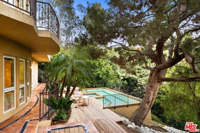 2505 Bowmont Drive, Beverly Hills CA: https://media.crmls.org/mediaz/afc6b0e0-4a24-40ff-88bb-002e0c0a8da9.jpg