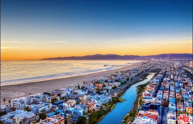 5205 Ocean Front Walk, Marina del Rey CA: https://media.crmls.org/mediaz/afc74871-5a6f-4eca-87be-2866f0c5e94d.jpg
