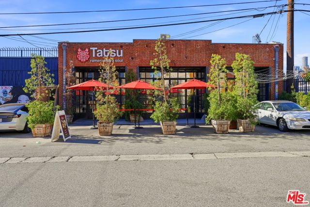 530 S Hewitt Street, Los Angeles CA: https://media.crmls.org/mediaz/afc79625-5731-4a55-9d1e-ef4a631f1299.jpg