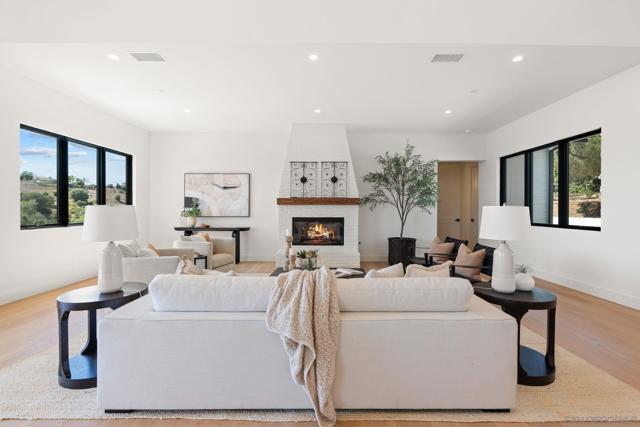 5120 Creek Oak Dr, Fallbrook CA: https://media.crmls.org/mediaz/afc8187a-3c2e-49f2-9605-1616416c030b.jpg