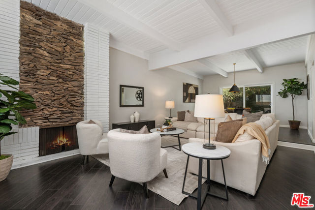 21206 Merridy Street, Chatsworth CA: https://media.crmls.org/mediaz/afc8300d-3d7c-4bd8-a507-65317c315715.jpg
