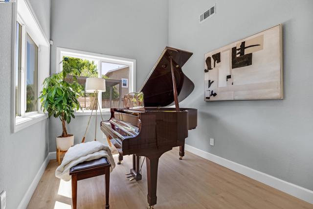 2236 Oakland Ave, Pleasanton CA: https://media.crmls.org/mediaz/afc840c8-9063-4406-98b9-268d13b28b44.jpg