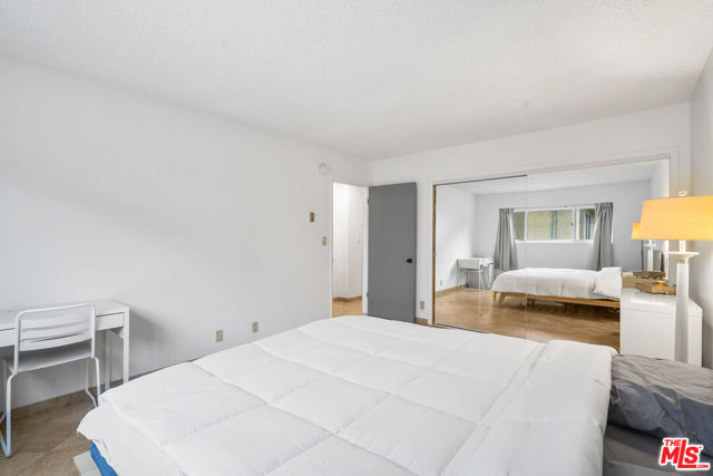 1045 S Bedford Street, Los Angeles CA: https://media.crmls.org/mediaz/afc8b419-8b89-451d-8389-eb323a79bd60.jpg