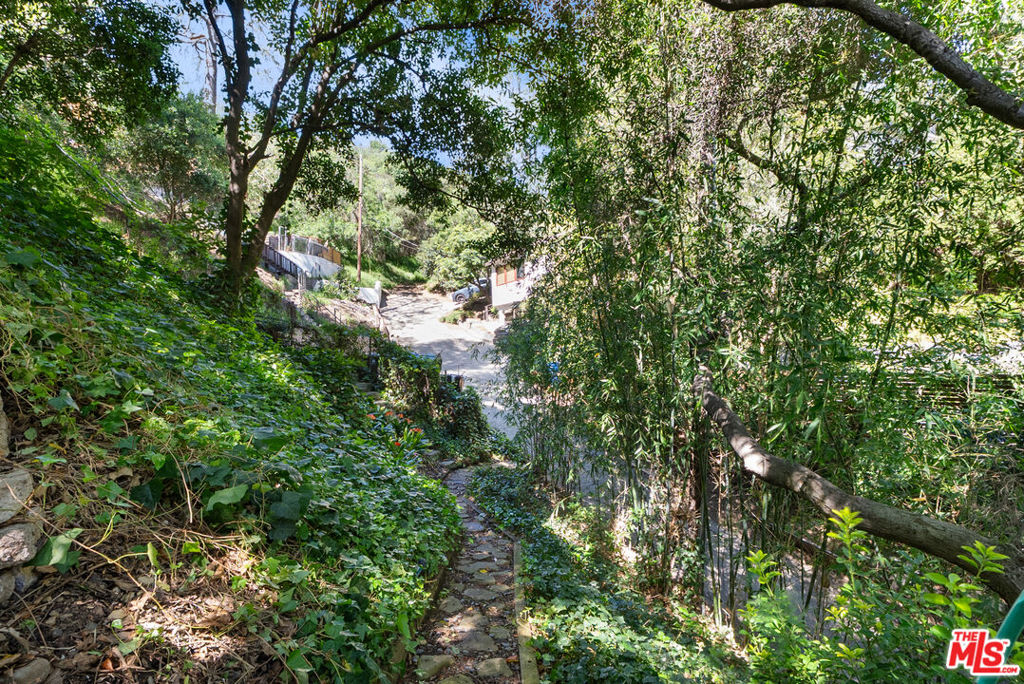 https://media.crmls.org/mediaz/afc8e09d-fe84-4c9d-ad9c-806d8f5ee22a.jpg?preset=X-Large