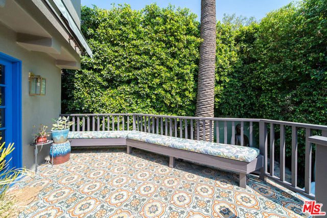 6626 Cahuenga Terrace, Los Angeles CA: https://media.crmls.org/mediaz/afcdc4a9-64ea-4f16-a31f-f9e8f2531535.jpg