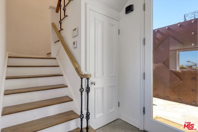 1300 Summitridge Drive, Beverly Hills CA: https://media.crmls.org/mediaz/afcee671-aa68-4440-a680-5ec0a165258f.jpg