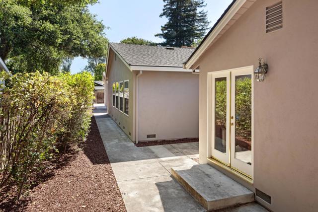 880 Moana Court, Palo Alto CA: https://media.crmls.org/mediaz/afd0df31-53d3-4f32-9e3d-23e997cf9c8f.jpg