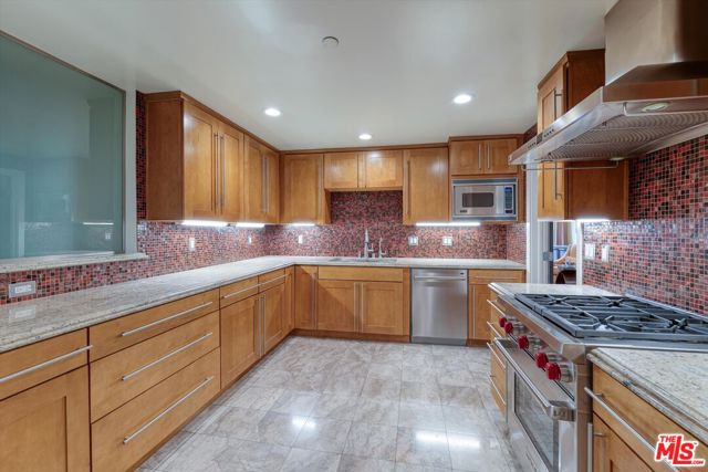 130 N Swall Drive, Beverly Hills CA: https://media.crmls.org/mediaz/afd108c9-f9dd-456f-b129-ce600c8afbab.jpg