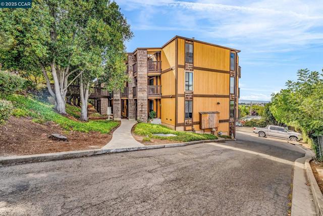 16411 Saratoga St, San Leandro CA: https://media.crmls.org/mediaz/afd1b67b-6063-4cc9-a497-e0a784badf49.jpg