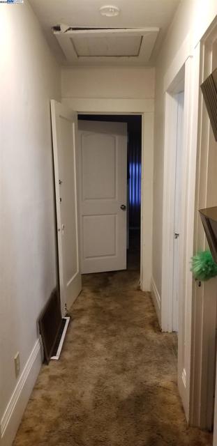 6939 Fresno St, Oakland CA: https://media.crmls.org/mediaz/afd25132-35b4-4586-849e-8c32c7a08d39.jpg