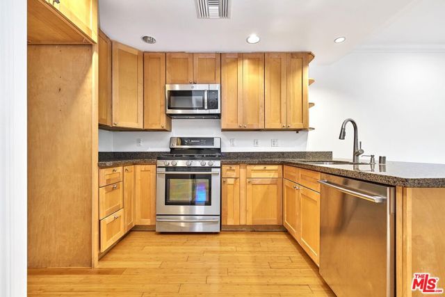 3061 W 12th Place, Los Angeles CA: https://media.crmls.org/mediaz/afd2d1ea-2555-4e2e-aafc-100fad333188.jpg