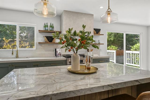 Detail Gallery Image 10 of 42 For 2015 Summit Dr, Escondido,  CA 92025 - 4 Beds | 3/1 Baths