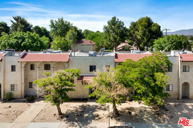 102 E Lancaster Boulevard, Lancaster CA: https://media.crmls.org/mediaz/afd361fc-d5cb-4a9a-94b9-ea378619959e.jpg