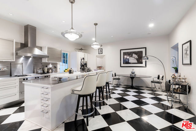 601 Woodruff Avenue, Los Angeles CA: https://media.crmls.org/mediaz/afd40d42-73ef-4bd8-ace3-be098018df27.jpg