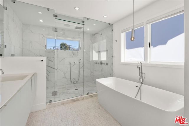 4525 Melbourne Avenue, Los Angeles CA: https://media.crmls.org/mediaz/afd4e12b-f6c2-4429-9b15-f42c1f7fb216.jpg