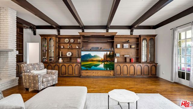 4559 Morella Avenue, Valley Village CA: https://media.crmls.org/mediaz/afd6faf4-bcdb-49d7-acd5-47216b2edf34.jpg