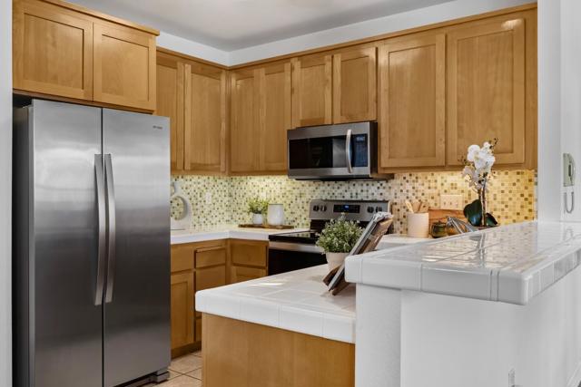 655 12th Street, Oakland CA: https://media.crmls.org/mediaz/afd73448-acee-42ae-a77c-b3ce2655773c.jpg