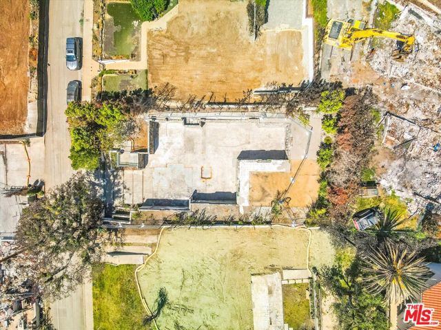 14635 Whitfield Avenue, Pacific Palisades CA: https://media.crmls.org/mediaz/afd82f2d-41a6-4f5e-a470-5b96a7c68314.jpg