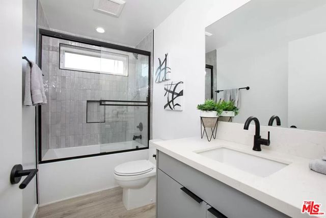 945 N Oxford Avenue, Los Angeles CA: https://media.crmls.org/mediaz/afd9259f-950a-487b-91a6-e7317627c70f.jpg