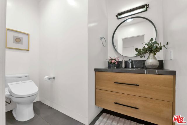 602 S Lucerne Boulevard, Los Angeles CA: https://media.crmls.org/mediaz/afd93ee7-581b-468a-9194-987a7552b82b.jpg