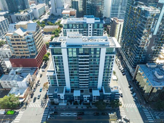 425 W Beech St, San Diego CA: https://media.crmls.org/mediaz/afd9895b-78b6-42df-a844-f964bf8f644d.jpg