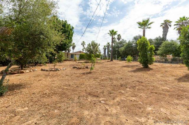 1339 Windsong Ln, Escondido CA: https://media.crmls.org/mediaz/afd9e382-5ef5-4ae6-ae97-cceb47a545d8.jpg