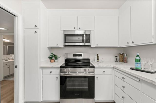21 Willow Road, Menlo Park CA: https://media.crmls.org/mediaz/afda112b-1425-40be-9d3a-5d470cab408a.jpg