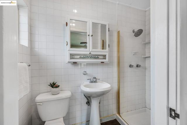 6933 Simson Street, Oakland CA: https://media.crmls.org/mediaz/afda3aeb-083d-4c03-9678-c5fe25e98089.jpg