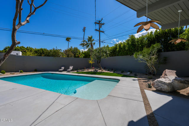 2839 N Davis Way, Palm Springs CA: https://media.crmls.org/mediaz/afdad4af-6de0-4b47-9427-754bde0f1acd.jpg