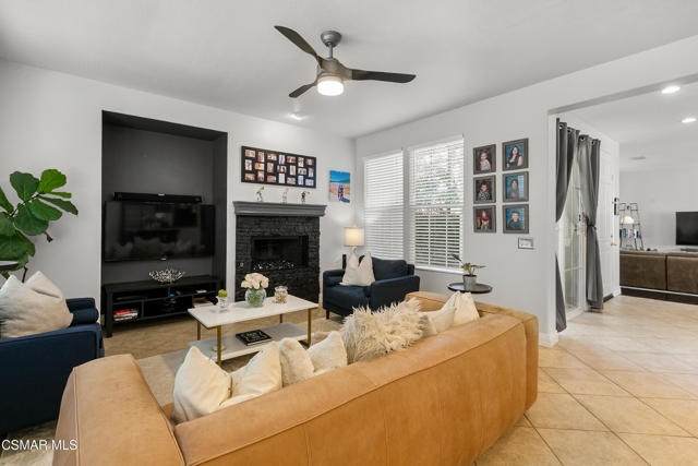477 Parkview Court, Simi Valley CA: https://media.crmls.org/mediaz/afdafe02-15b5-41c4-8f6f-baab6861aa2a.jpg