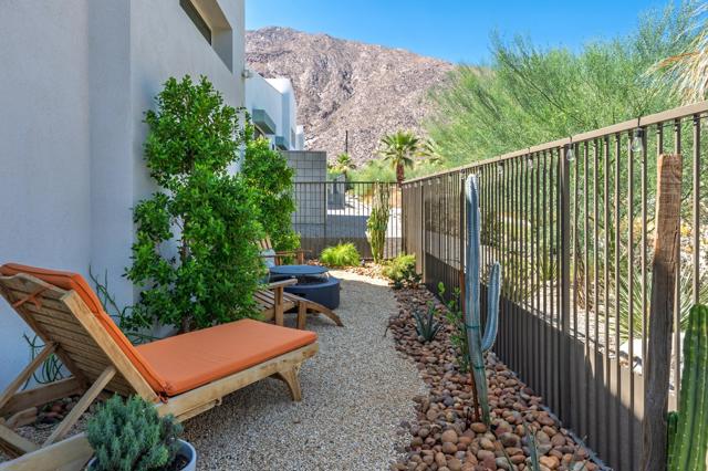160 Obsidian Loop N, Palm Springs, CA 92264