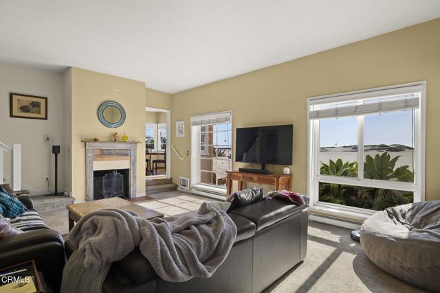 3025 Ocean Drive, Oxnard CA: https://media.crmls.org/mediaz/afdbf344-431a-4b33-810a-17a24968001a.jpg