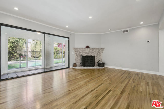5527 Columbus Avenue, Sherman Oaks CA: https://media.crmls.org/mediaz/afdc8a2d-2e0d-4f5f-a7fe-1cc40080d364.jpg