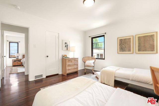 2218 Pearl Street, Santa Monica CA: https://media.crmls.org/mediaz/afdda12b-c87d-4766-87e7-0a3044e9befe.jpg