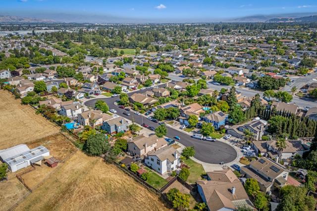 9082 Spencer Court, Gilroy CA: https://media.crmls.org/mediaz/afde8bd4-5a16-48f8-a2e6-cd0aaf1dff18.jpg