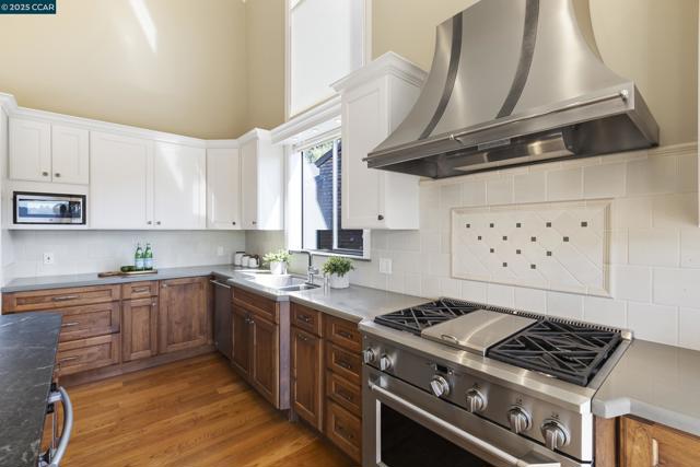 25 Watchwood Ct, Orinda CA: https://media.crmls.org/mediaz/afdf27c2-912f-4e0d-9d16-23282553f79f.jpg