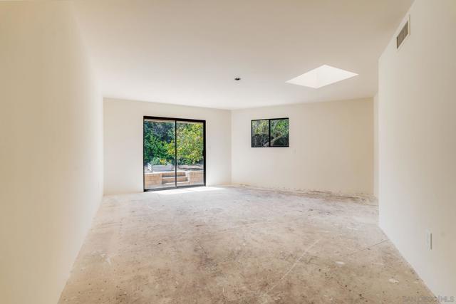 3013 Woodford Dr, La Jolla CA: https://media.crmls.org/mediaz/afdf3c41-d6f0-4b40-9a5e-303e89ece058.jpg