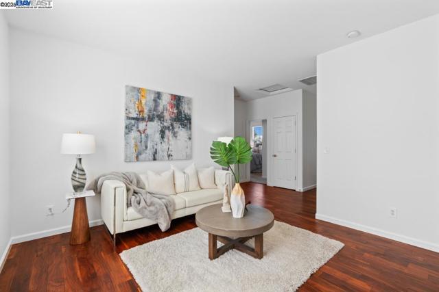 1525 Whispering Oaks Way, Pleasanton CA: https://media.crmls.org/mediaz/afe0d8af-faca-4491-8948-9101469d8d1b.jpg