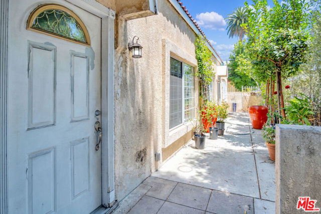 7275 Fountain Avenue, Los Angeles CA: https://media.crmls.org/mediaz/afe0e68c-f102-4009-a6b7-d2cbaaa5d7ce.jpg