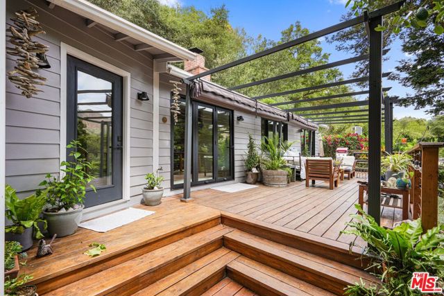 19817 Montau Drive, Topanga CA: https://media.crmls.org/mediaz/afe18c3c-79af-46ed-af5d-822b49a6e4c7.jpg