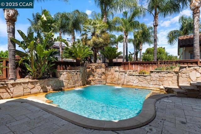 1669 Albani Place, Brentwood CA: https://media.crmls.org/mediaz/afe1d462-3fa6-4d3a-a072-523911a26ed0.jpg