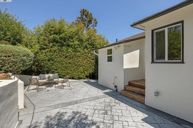 2643 99Th Ave, Oakland CA: https://media.crmls.org/mediaz/afe215ff-7c52-4d6c-b617-1254207a560b.jpg