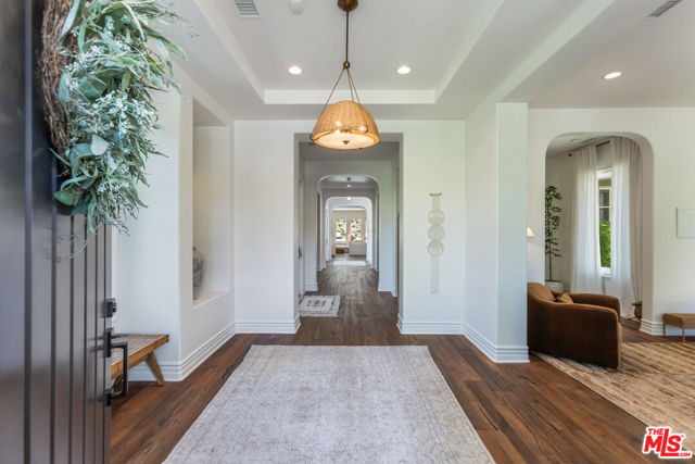2052 Shadow Creek Drive, Agoura Hills CA: https://media.crmls.org/mediaz/afe21b57-379d-4890-a3af-329208d9577b.jpg