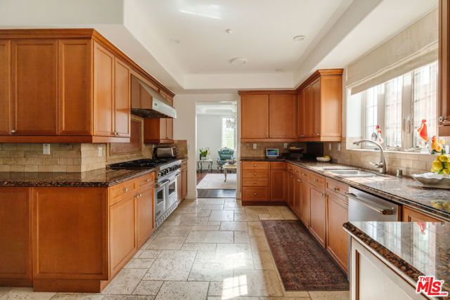 1835 Pandora Avenue, Los Angeles CA: https://media.crmls.org/mediaz/afe2514e-0eda-41f4-9c82-0322dc760dc3.jpg