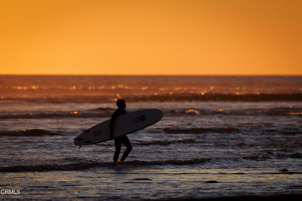 https://media.crmls.org/mediaz/afe2f2d5-c6c0-4964-8b0f-464f2187d640.jpg?preset=X-Large