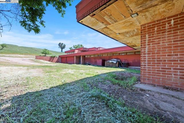 6400 Mines Rd, Livermore CA: https://media.crmls.org/mediaz/afe31dda-34b2-4586-8cb6-f90d9ef350ad.jpg