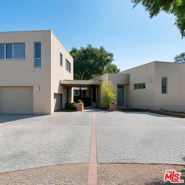 16145 High Valley Place, Encino CA: https://media.crmls.org/mediaz/afe3599b-3b8a-4988-87e8-a42c0e9abfcf.jpg